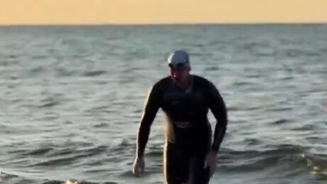 Un polaco hace historia al cruzar el mar Báltico a nado por primera vez
