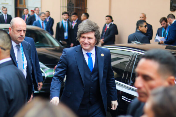 Milei compara maltrato a los judíos con la “campaña antiargentina” desatada tras el Mundial