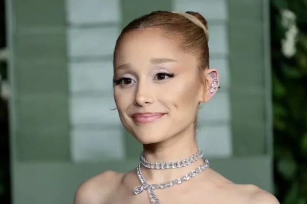 Ariana Grande se aleja de la vida pública tras las constantes críticas sobre su físico
