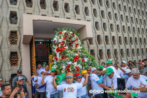 Miles de promesantes acompañan recorrido de Santo Domingo por los barrios orientales de Managua