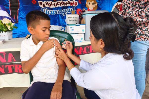 Inmunizan contra el VPH a estudiantes del Colegio Hispanidad