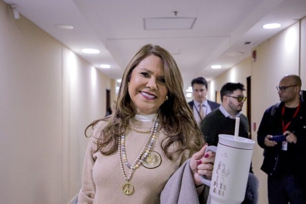 Senadora que insultó a Mbappé lanza su precandidatura presidencial en Paraguay