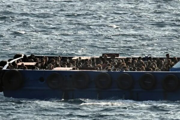 Rescates y naufragios desnudan la crisis migratoria en Europa