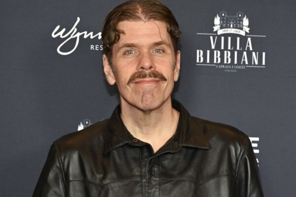 Bloguero Perez Hilton se agrede hasta sangrar en plena transmisión en vivo