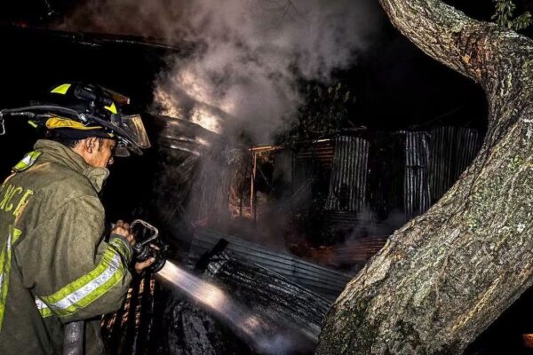 Familia pierde su vivienda y todas sus pertenencias tras voraz incendio en Estelí