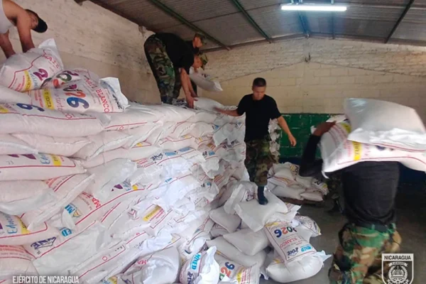 Ejército de Nicaragua colabora en el descargue de la Merienda Escolar que beneficiará a más de 16 mil estudiantes en Estelí
