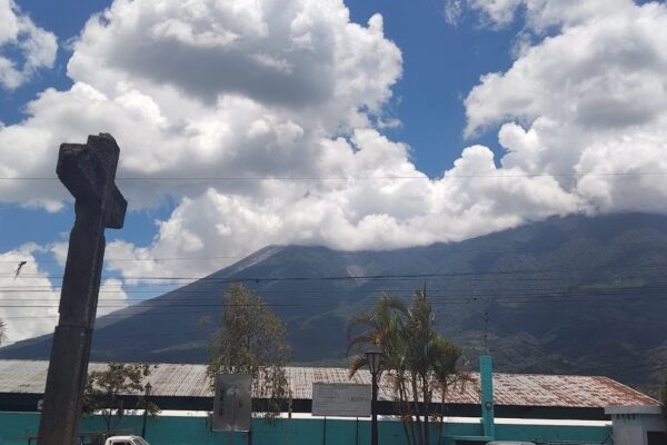 Familias evacuadas por el Volcán de Fuego regresan a sus hogares en Guatemala