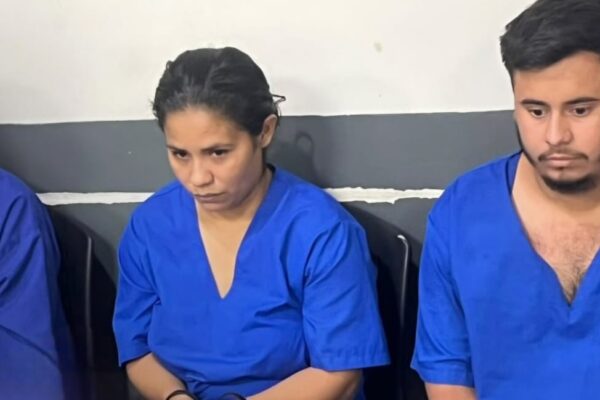 Dos mujeres y un hombre de Managua enfrentan juicio por agredir a policías y dañar su patrulla