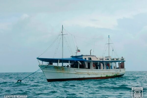 Rescatan a ocho venezolanos cuya embarcación quedó a la deriva en aguas nicaragüenses