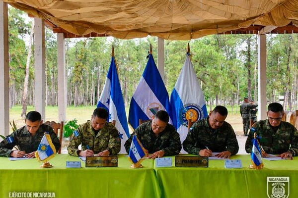 Nicaragua y Honduras acuerdan reforzar coordinación militar para combatir el crimen en la frontera