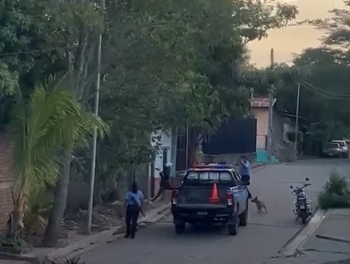 Hombre agrede a machetazos a oficiales de la policía en Madriz