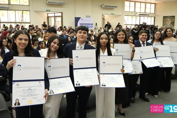 Más de 90 jóvenes convierten años de esfuerzo en títulos profesionales