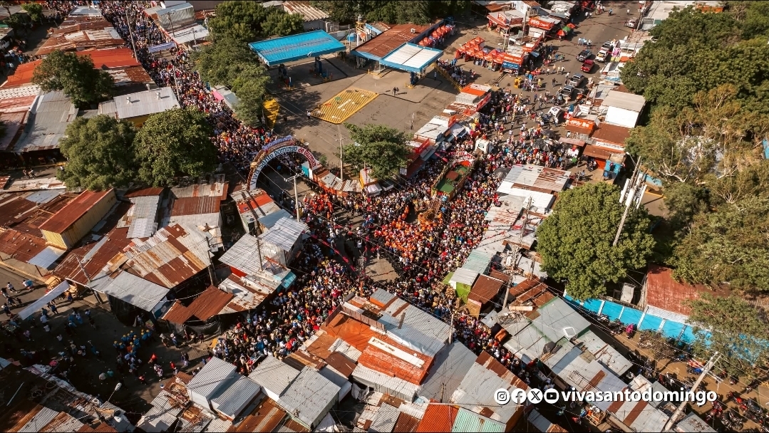 Se va Minguito y miles de devotos le acompañan en su retorno a Las Sierritas