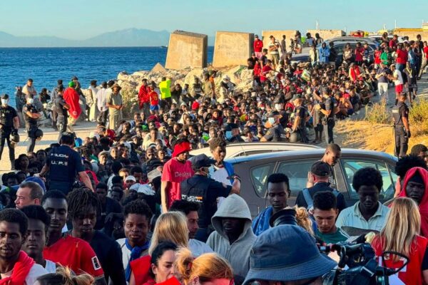 España cifra en 80.000 los llegados a Ceuta durante la crisis migratoria