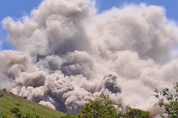 Autoridades mantienen vigilancia permanente en volcán Telica por nueva expulsión de gases y cenizas