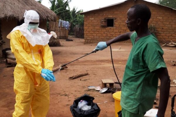 El ébola supera la barrera de los 2.000 decesos en este país africano