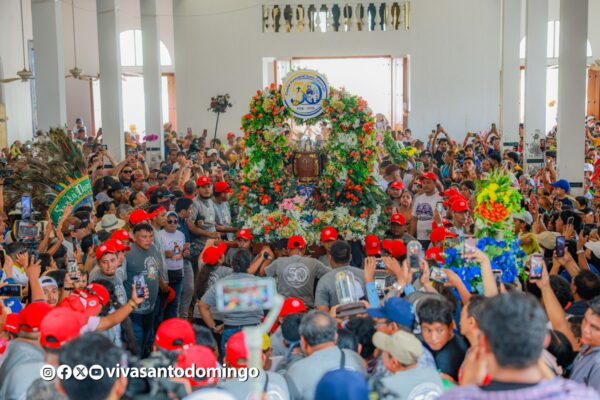 Santo Domingo de Guzmán regresa a su trono acompañado devotos y autoridades edilicias