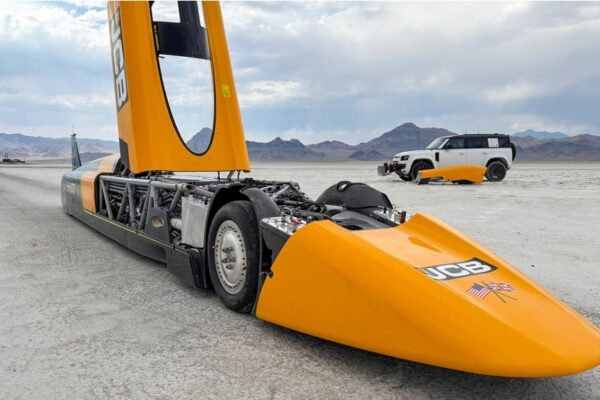 A más de 650 km/h: este vehículo arrasa con el récord de velocidad en tierra
