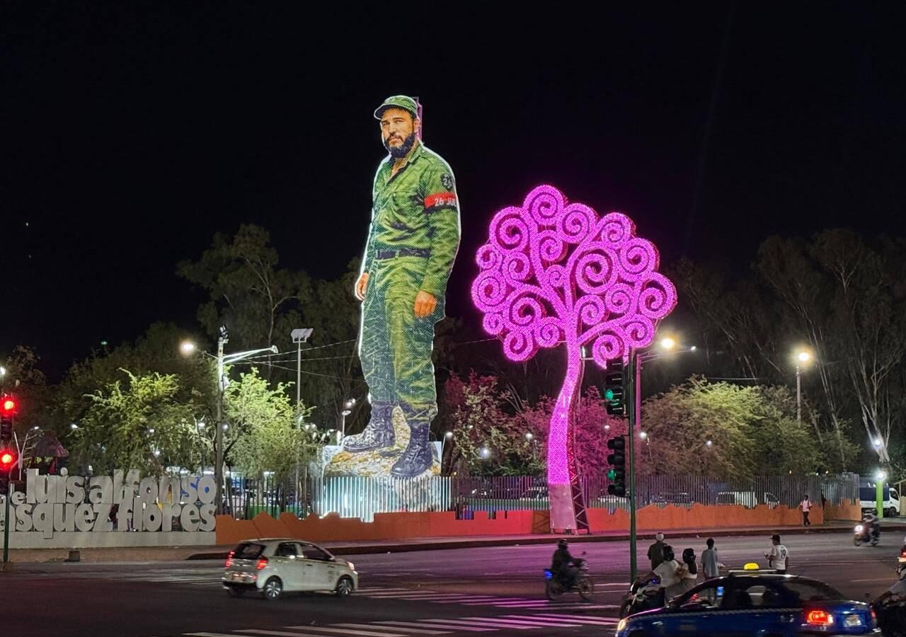 Escultura gigante de Fidel Castro es iluminada en Managua en vísperas de su centenario