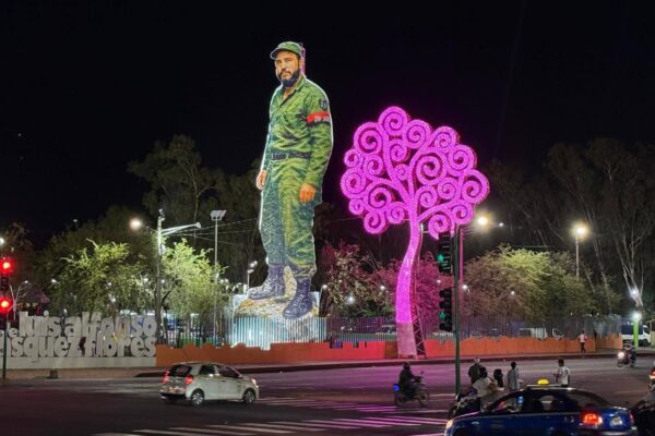 Escultura gigante de Fidel Castro es iluminada en Managua en vísperas de su centenario