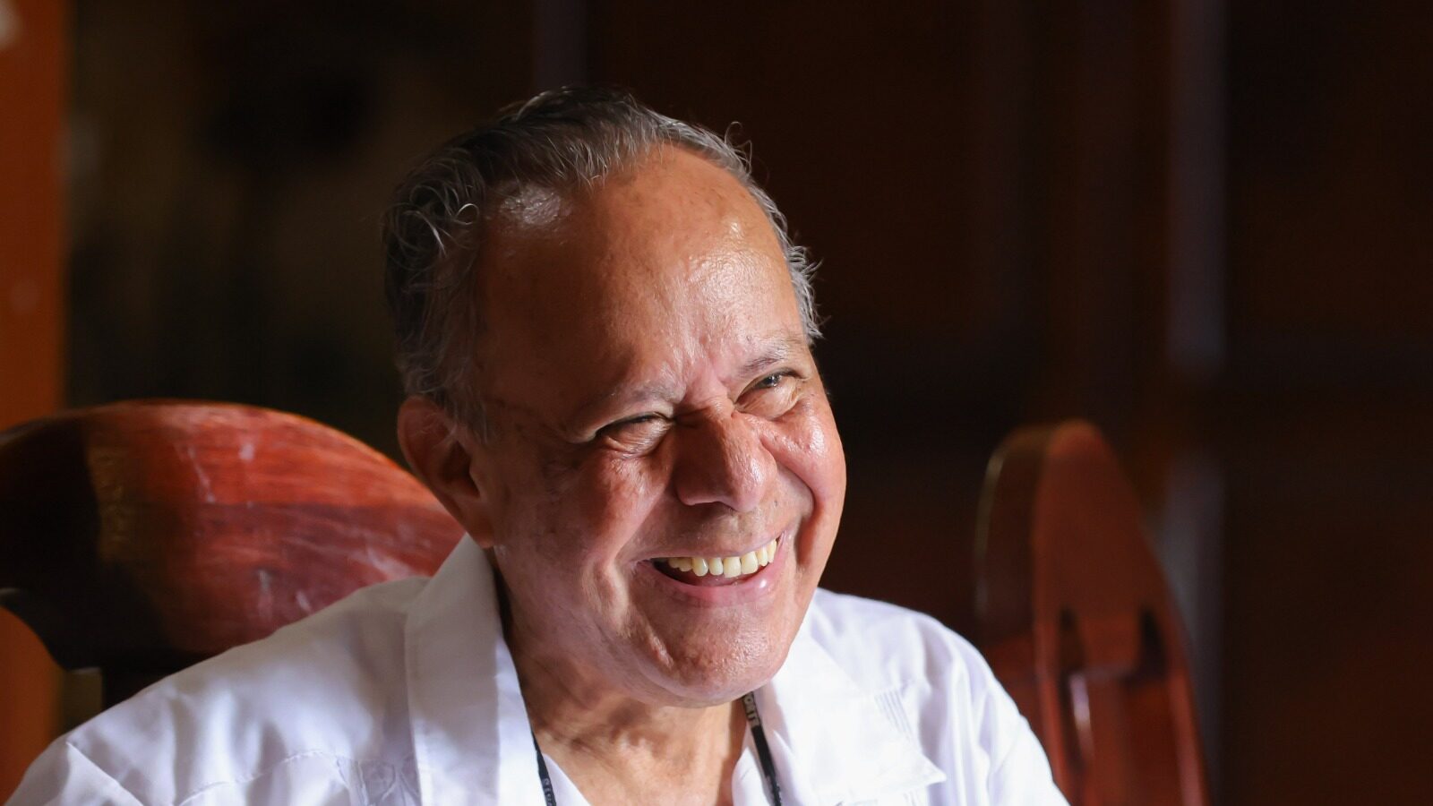 Monseñor Juan Abelardo Mata dedicado a la lectura y la producción en su finca