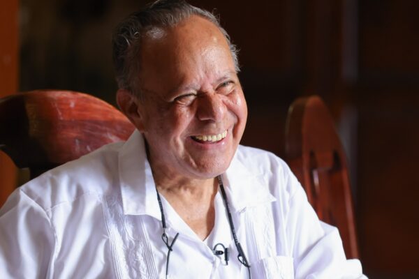 Monseñor Juan Abelardo Mata dedicado a la lectura y la producción en su finca