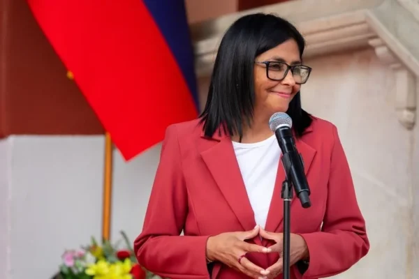 Delcy Rodríguez celebra el “primer paso” del diálogo entre el Gobierno y la oposición