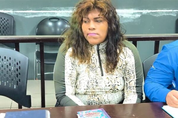 A juicio en Managua mujer de 26 años acusada de agredir a su pareja, un estadounidense de 64 años