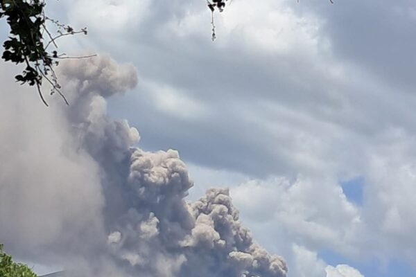 Volcán Telica lanza columna de cenizas de 200 metros sin causar incidencias