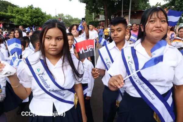 Estudiantes y bandas rítmicas se toman las calles en el inicio de los Desfiles Patrios
