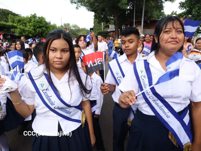 Estudiantes y bandas rítmicas se toman las calles en el inicio de los Desfiles Patrios