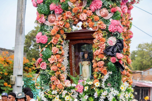 Con devoción y alegría, miles de fieles despiden a Santo Domingo de Abajo