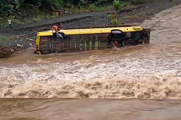 Momentos de terror en Guatemala, bus fue arrastrado por una correntada con 20 pasajeros a bordo