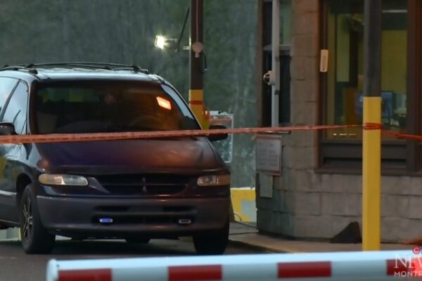 Padres viajan 100 kilómetros con el cadáver de su hijo en el auto sin darse cuenta