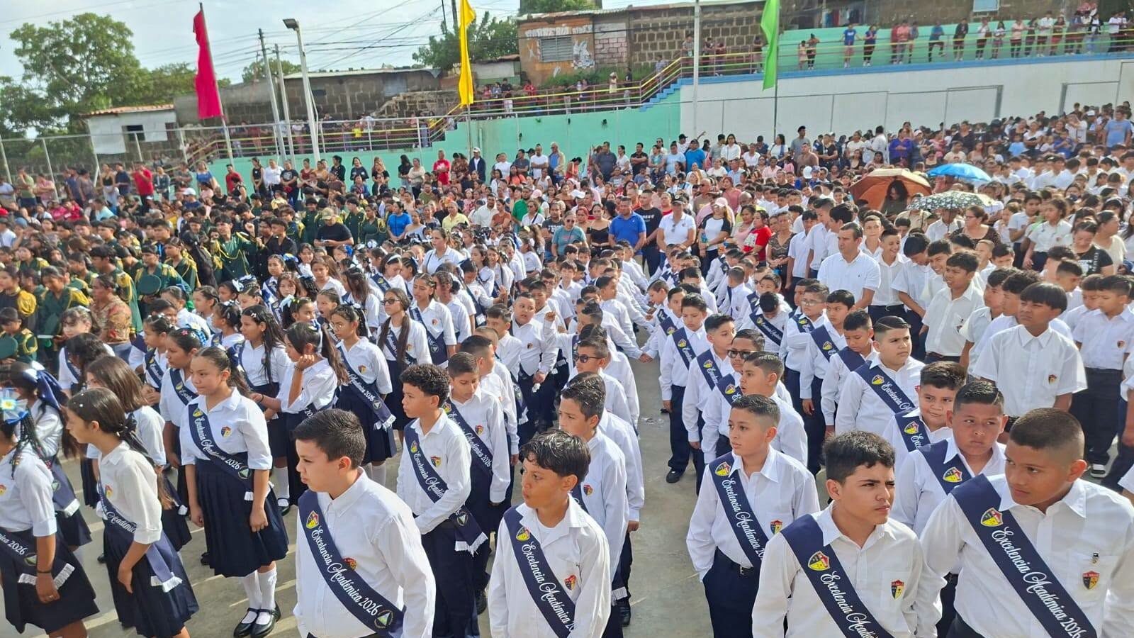 Fiestas Patrias inician con desfiles escolares en todo el país
