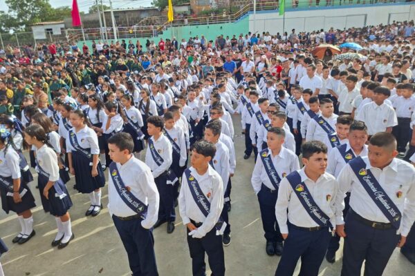 Fiestas Patrias inician con desfiles escolares en todo el país