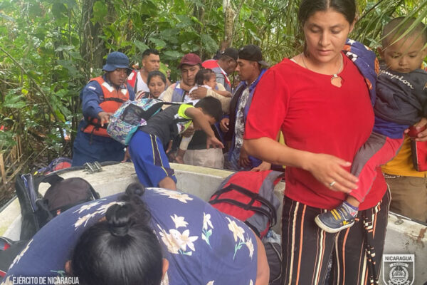 Naval rescata a 43 tripulantes tras colisión de embarcación en el Río San Juan