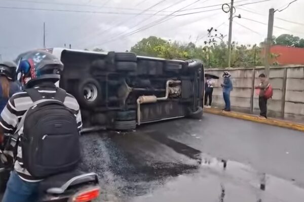Más de una docena de pasajeros lesionados por vuelco de microbús en la carretera Managua-Masaya
