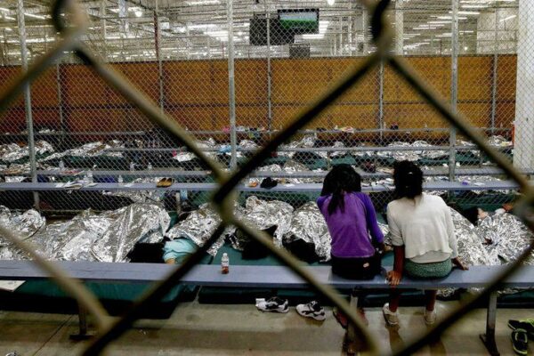 EE.UU planea construir un centro de acogida con valla de 2,4 metros para niños migrantes