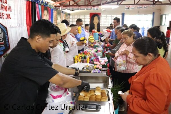 Privados de libertad muestran sus habilidades en feria gastronómica, de artesanías y manualidades