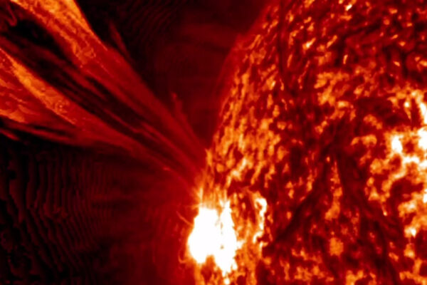 El Sol desata una colosal llamarada y ‘lluvia’ de plasma