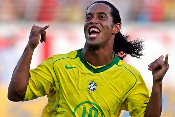 Ronaldinho firma contrato con un club italiano y vuelve al fútbol profesional a los 46 años