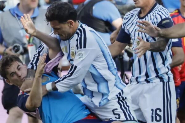 La FIFA sanciona con diez partidos a Leandro Paredes por su agresión a Gavi tras la final del Mundial