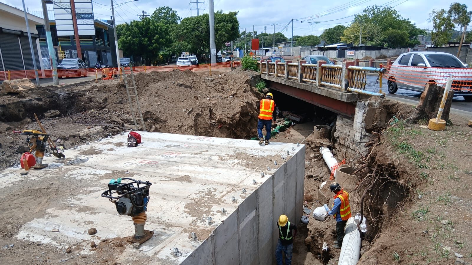 Obras de drenaje en la Pista Héroes de la Insurrección alcanzan un 72% de avance