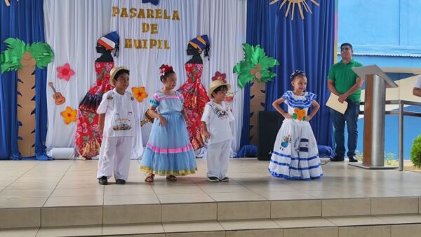 Colegio Otto de la Rocha promueve el amor a la patria con pasarela de huipiles tradicionales