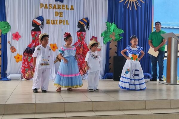 Colegio Otto de la Rocha promueve el amor a la patria con pasarela de huipiles tradicionales