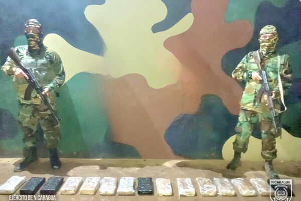 Ejército incauta 15 paquetes de cocaína y retiene a dos personas en el puesto fronterizo de Peñas Blancas