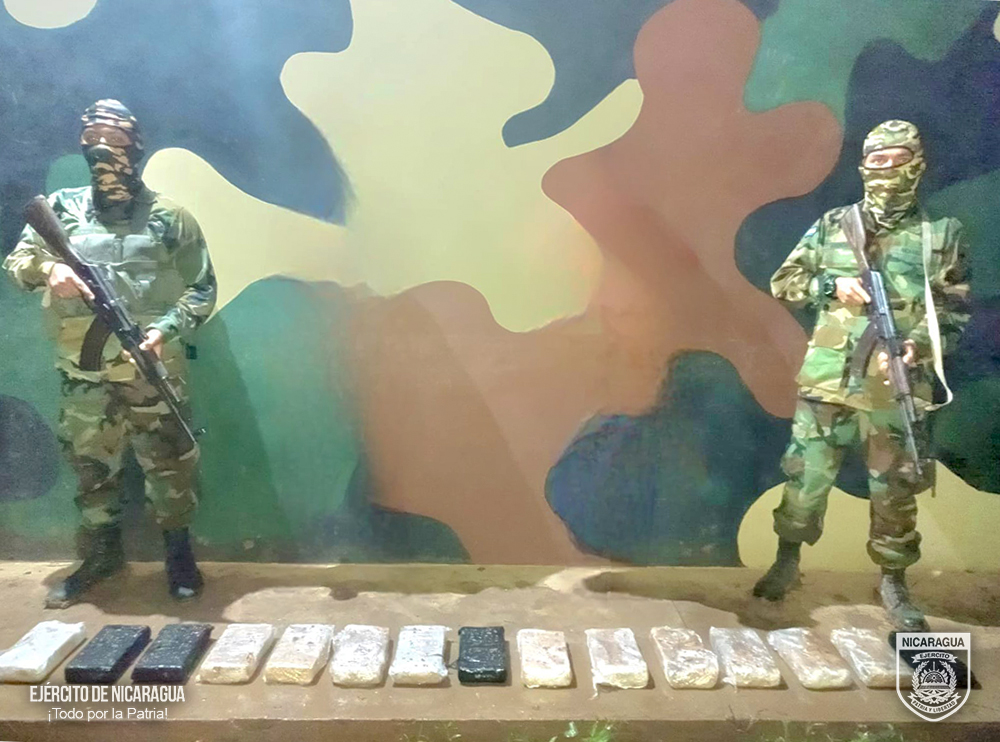 Ejército incauta 15 paquetes de cocaína y retiene a dos personas en el puesto fronterizo de Peñas Blancas
