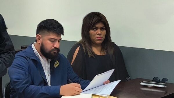 Reprograman juicio en contra de mujer que maltrataba a su pareja estadounidense