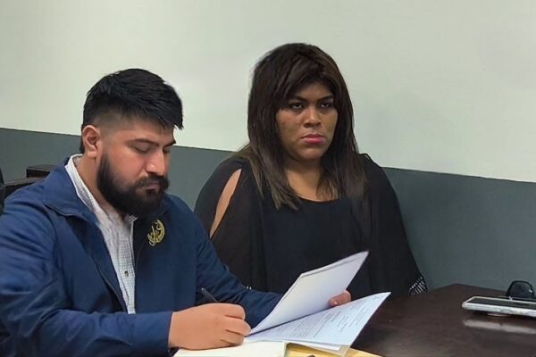 Reprograman juicio en contra de mujer que maltrataba a su pareja estadounidense